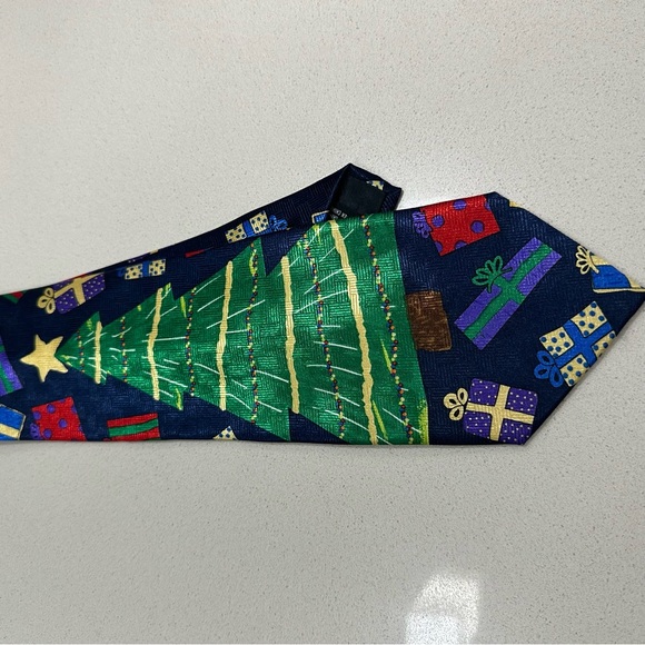 Novelty Christmas tie in guc - Picture 7 of 7